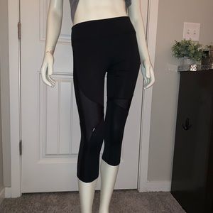 🌸 FABLETICS CROPPED LEGGINGS BLACK! 🌸